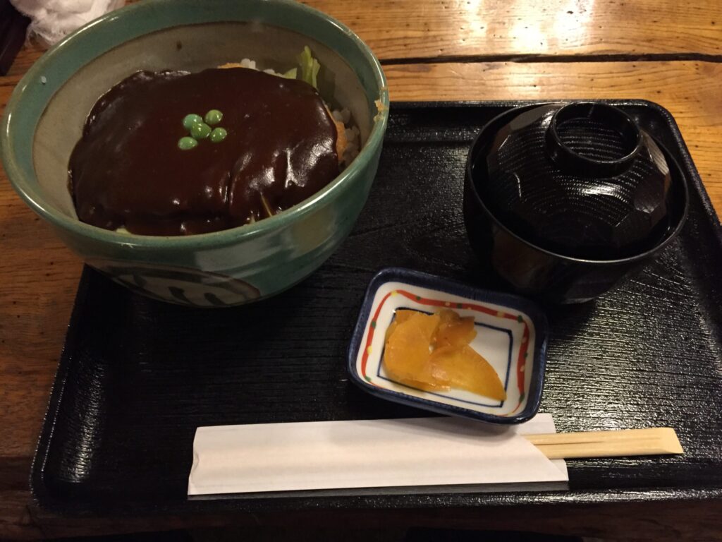 岡山県のご当地グルメデミカツ丼