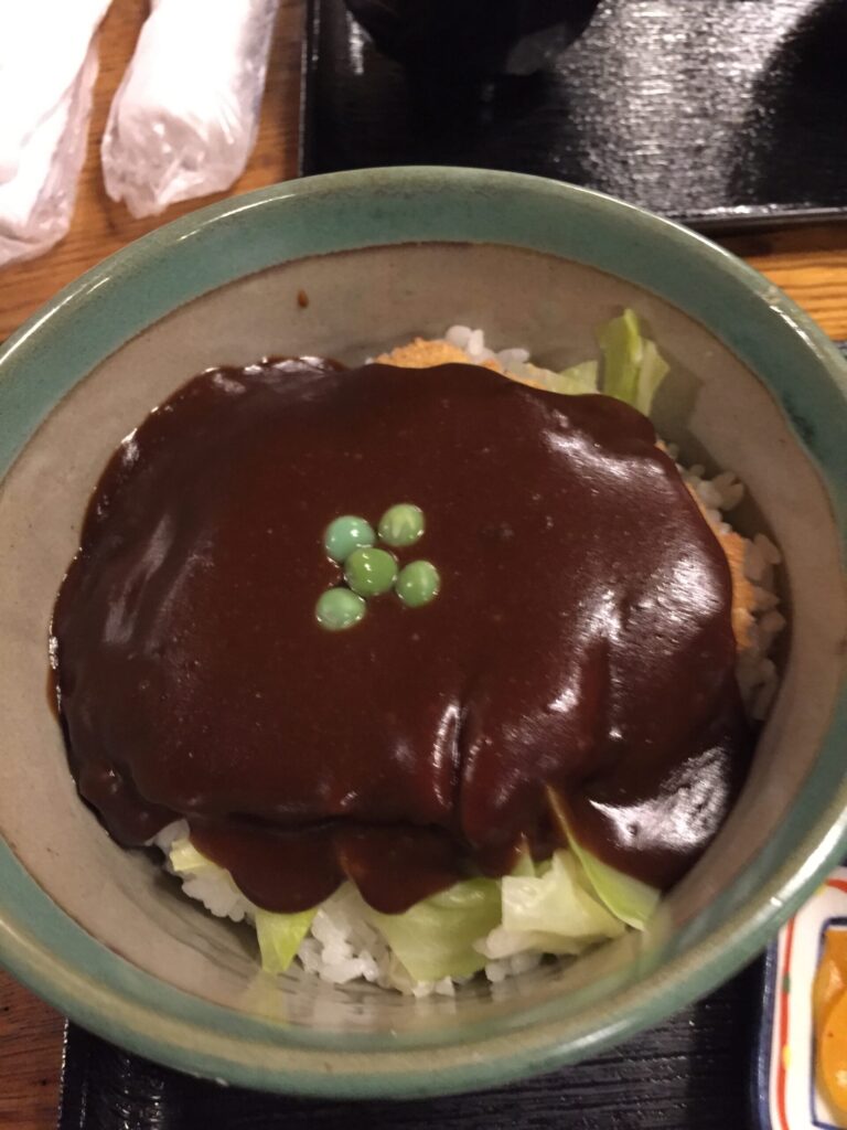 岡山県のご当地グルメデミカツ丼